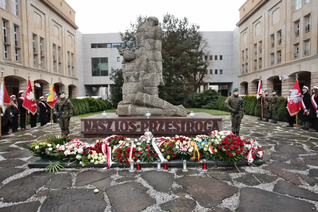 Fot. Adam Stępień - Święto Nauki we Wrocławiu - Złożenie kwiatów pod pomnikiem Profesorów Lwowskich