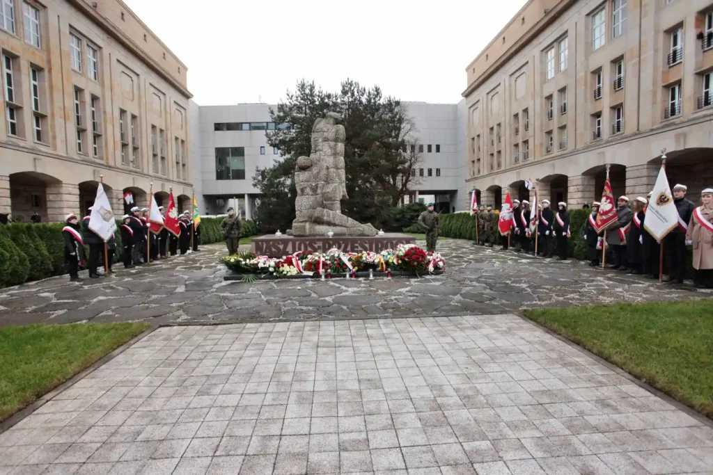 Fot. Adam Stępień - Święto Nauki we Wrocławiu - Złożenie kwiatów pod pomnikiem Profesorów Lwowskich