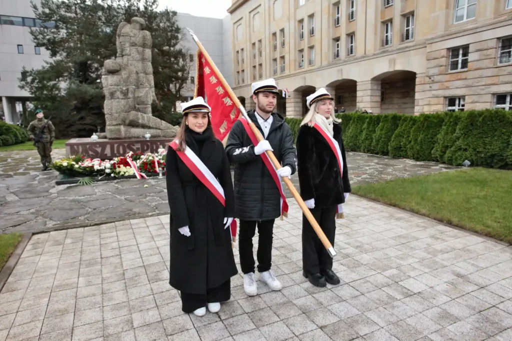 Fot. Adam Stępień - Święto Nauki we Wrocławiu - Złożenie kwiatów pod pomnikiem Profesorów Lwowskich