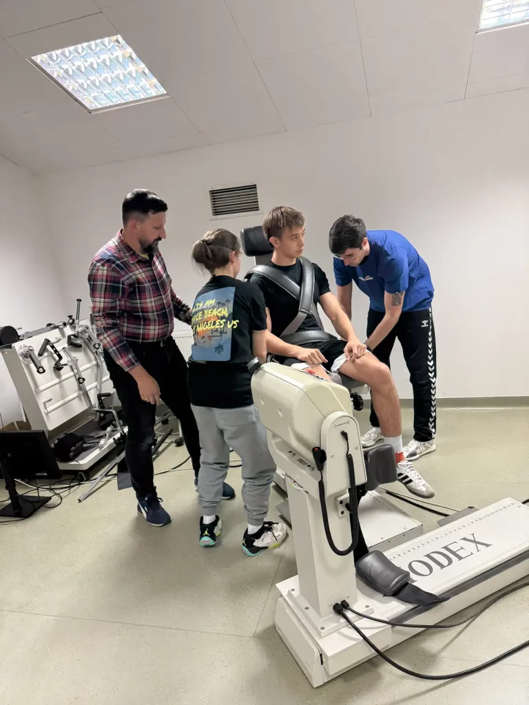 Studenci kierunku Sport na AWF Wrocław badają własne możliwości siłowe podczas zajęć z Biomechaniki Sportu