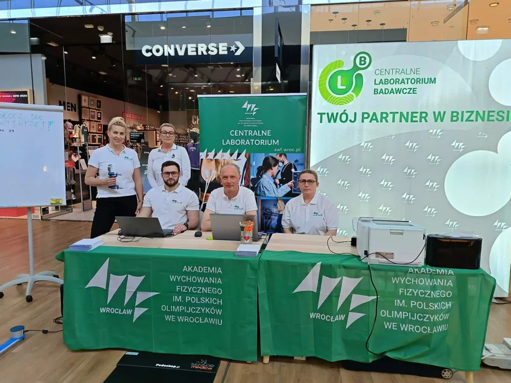 Stoisko promocyjne Centralnego Laboratorium Badawczego AWF Wrocław na wydarzeniu z okazji Dnia Dziecka na którym uczestnicy mogli sprawdzić swoje naturalne predyspozycje sportowe.