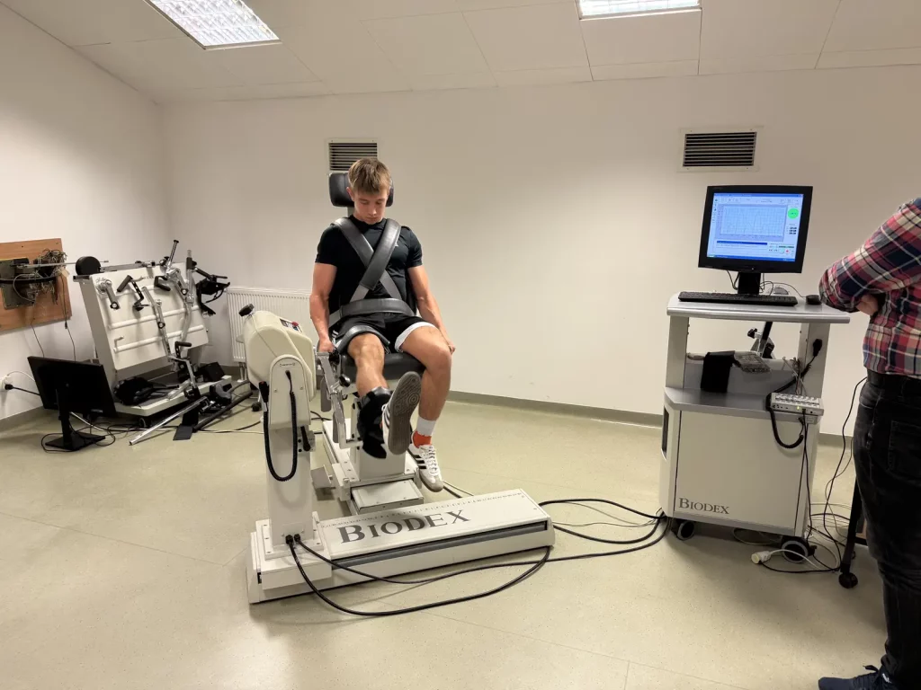 Studenci kierunku Sport na AWF Wrocław badają własne możliwości siłowe podczas zajęć z Biomechaniki Sportu