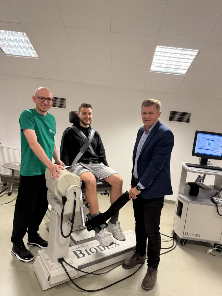 Studenci kierunku Sport na AWF Wrocław badają własne możliwości siłowe podczas zajęć z Biomechaniki Sportu