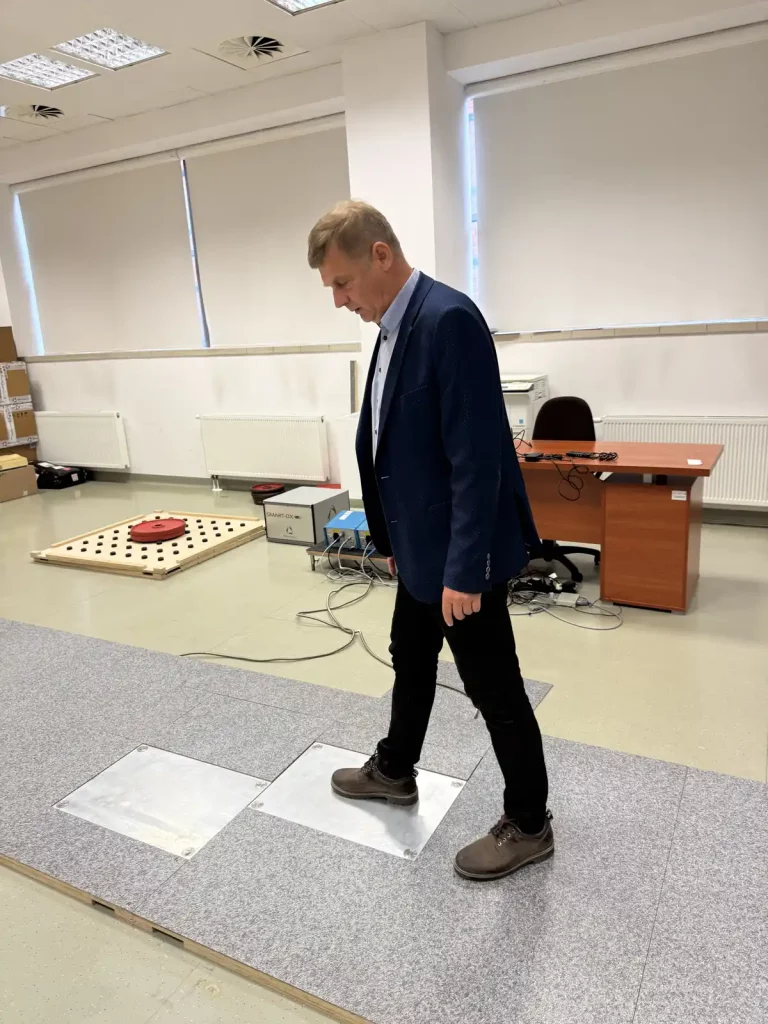 Studenci kierunku Sport na AWF Wrocław badają własne możliwości siłowe podczas zajęć z Biomechaniki Sportu