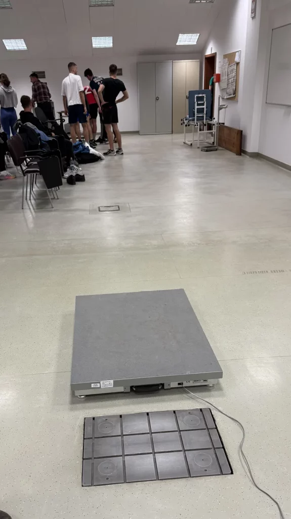 Studenci kierunku Sport na AWF Wrocław badają własne możliwości siłowe podczas zajęć z Biomechaniki Sportu