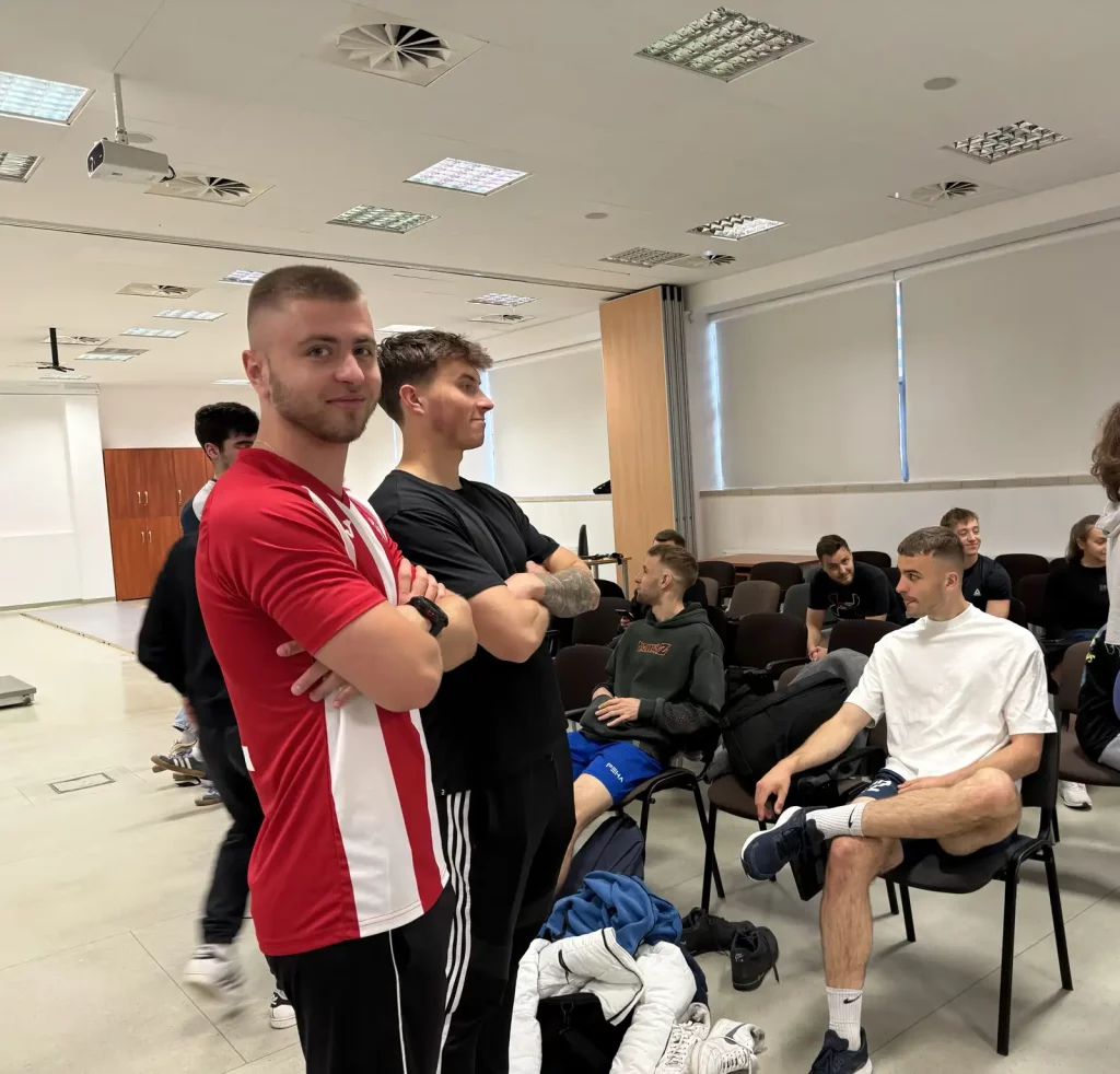 Studenci kierunku Sport na AWF Wrocław badają własne możliwości siłowe podczas zajęć z Biomechaniki Sportu