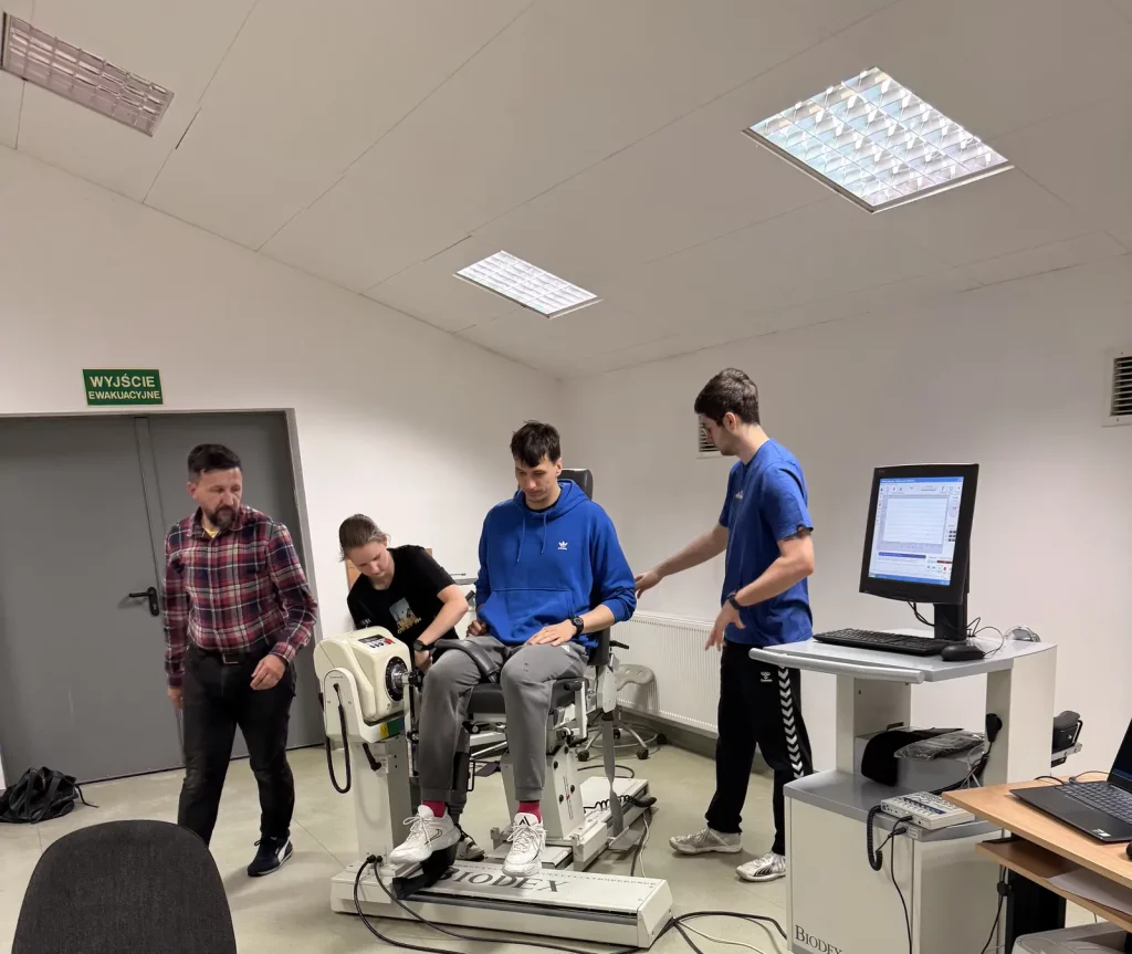 Studenci kierunku Sport na AWF Wrocław badają własne możliwości siłowe podczas zajęć z Biomechaniki Sportu