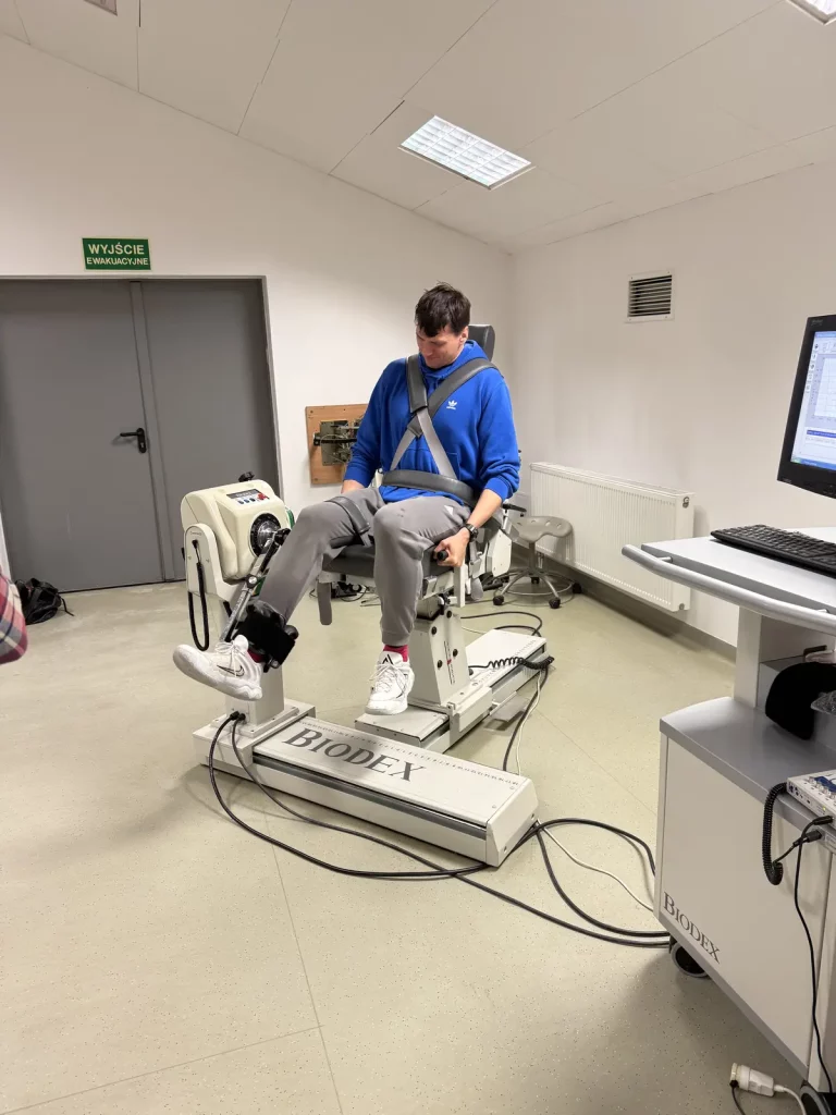 Studenci kierunku Sport na AWF Wrocław badają własne możliwości siłowe podczas zajęć z Biomechaniki Sportu