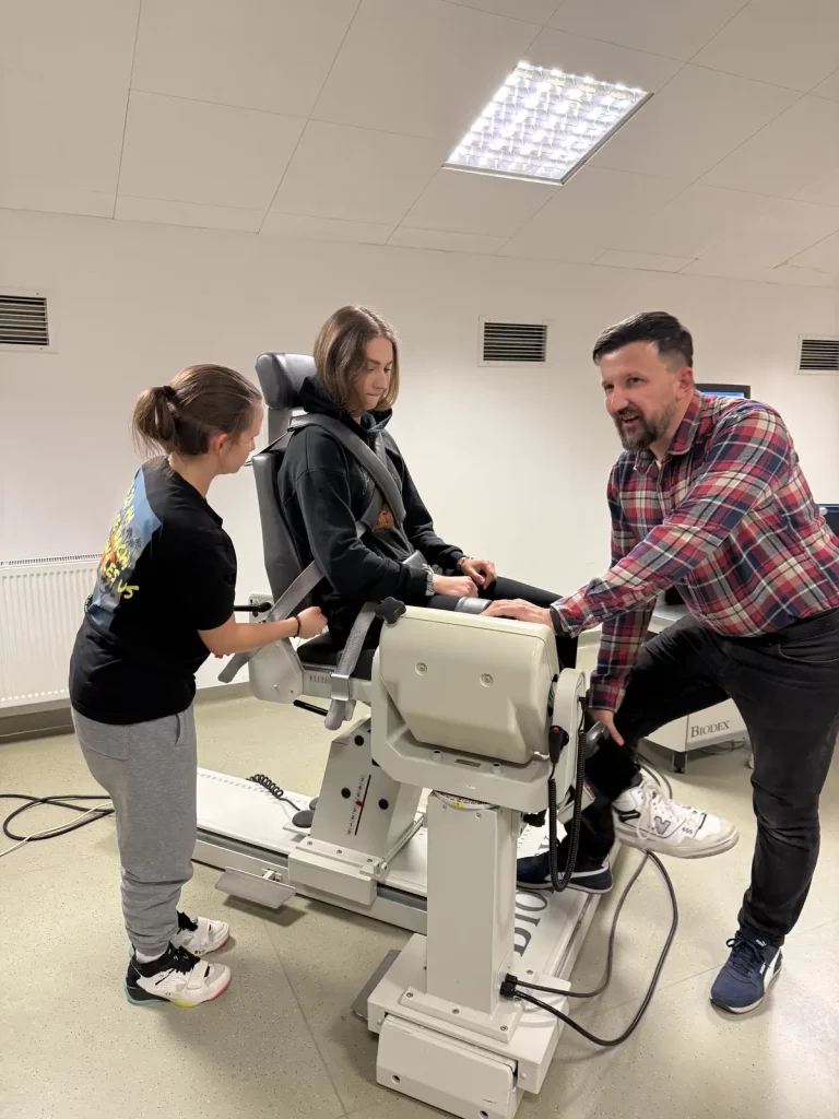 Studenci kierunku Sport na AWF Wrocław badają własne możliwości siłowe podczas zajęć z Biomechaniki Sportu