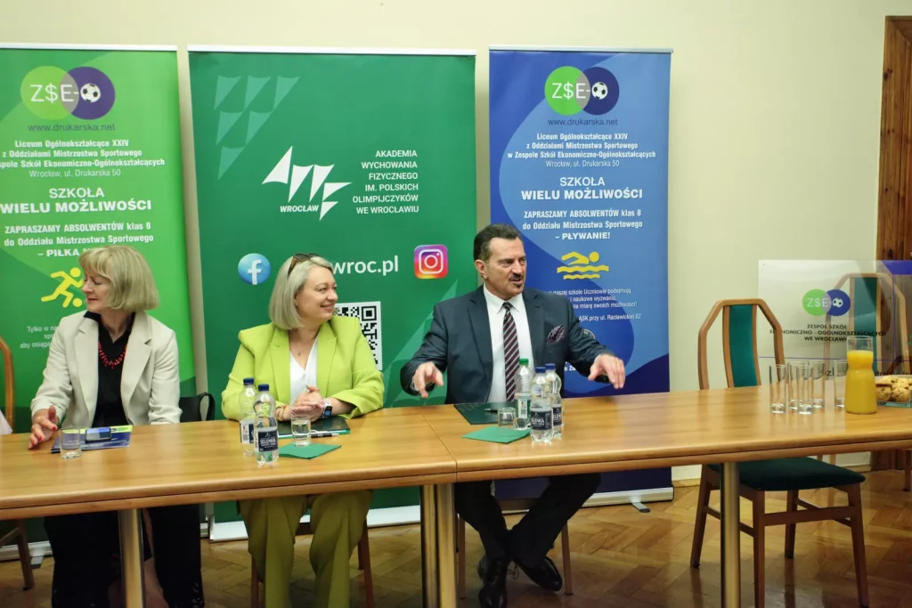 Relacja zdjęciowa z podpisania umowy patronackiej między AWF Wrocław a Zespołem Szkół Ekonomiczno-Ogólnokształcących