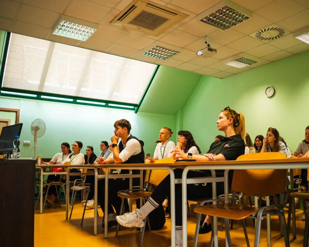 Relacja zdjęciowa z VIII Ogólnopolskiej Konferencji dla Młodych Naukowców „Wieczór Naukowca 2025 – Wokół Człowieka”