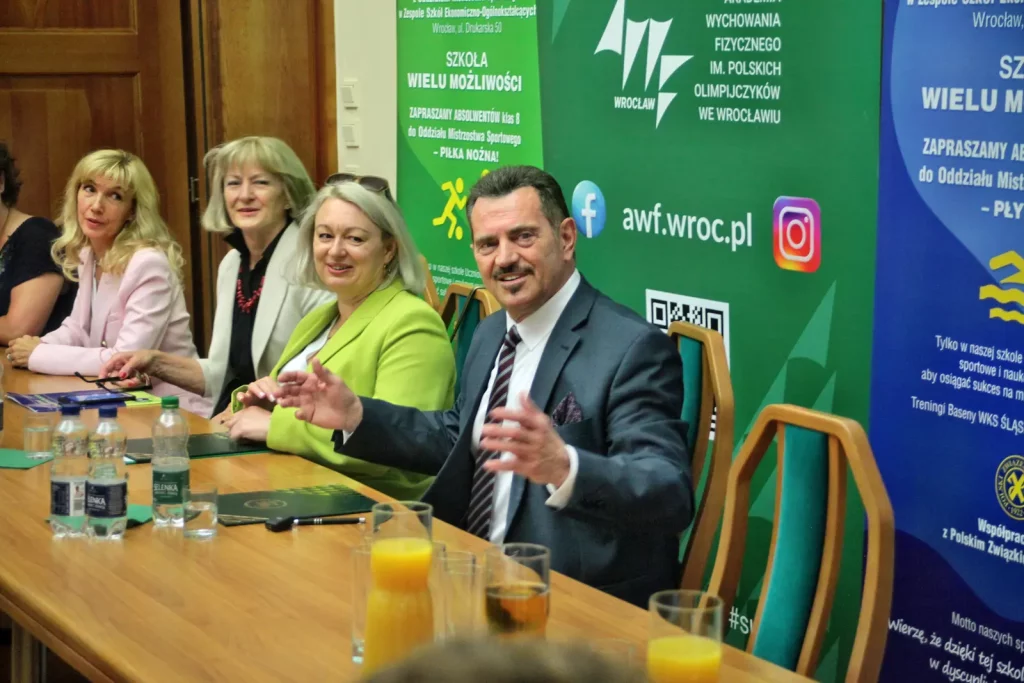 Relacja zdjęciowa z podpisania umowy patronackiej między AWF Wrocław a Zespołem Szkół Ekonomiczno-Ogólnokształcących