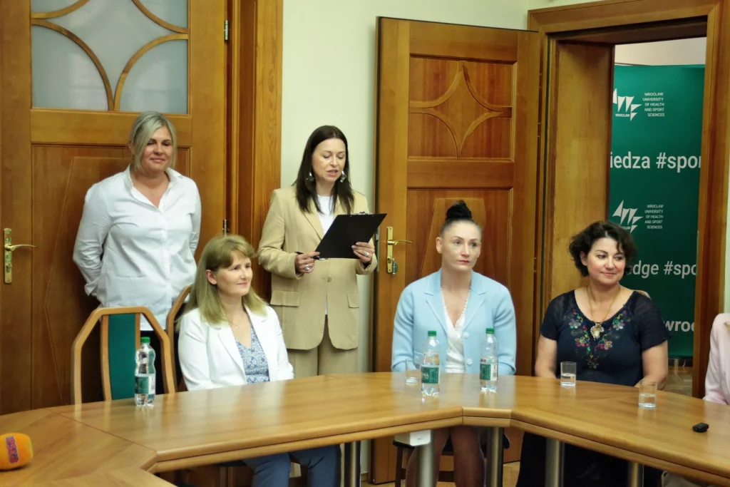 Relacja zdjęciowa z podpisania umowy patronackiej między AWF Wrocław a Zespołem Szkół Ekonomiczno-Ogólnokształcących