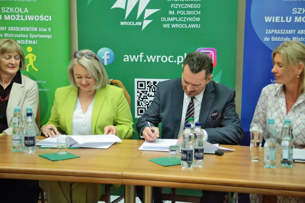 Relacja zdjęciowa z podpisania umowy patronackiej między AWF Wrocław a Zespołem Szkół Ekonomiczno-Ogólnokształcących