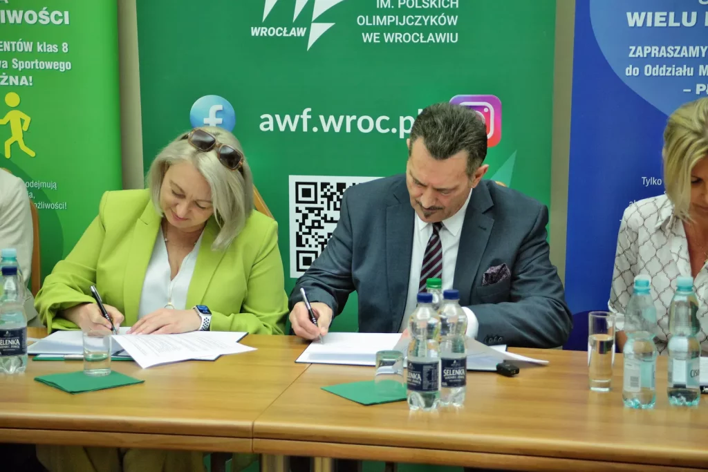 Relacja zdjęciowa z podpisania umowy patronackiej między AWF Wrocław a Zespołem Szkół Ekonomiczno-Ogólnokształcących