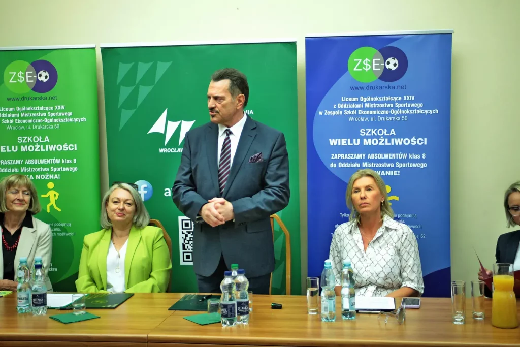 Relacja zdjęciowa z podpisania umowy patronackiej między AWF Wrocław a Zespołem Szkół Ekonomiczno-Ogólnokształcących