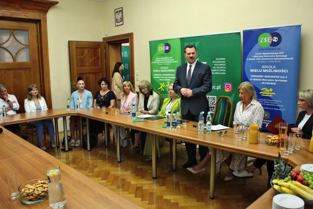 Relacja zdjęciowa z podpisania umowy patronackiej między AWF Wrocław a Zespołem Szkół Ekonomiczno-Ogólnokształcących