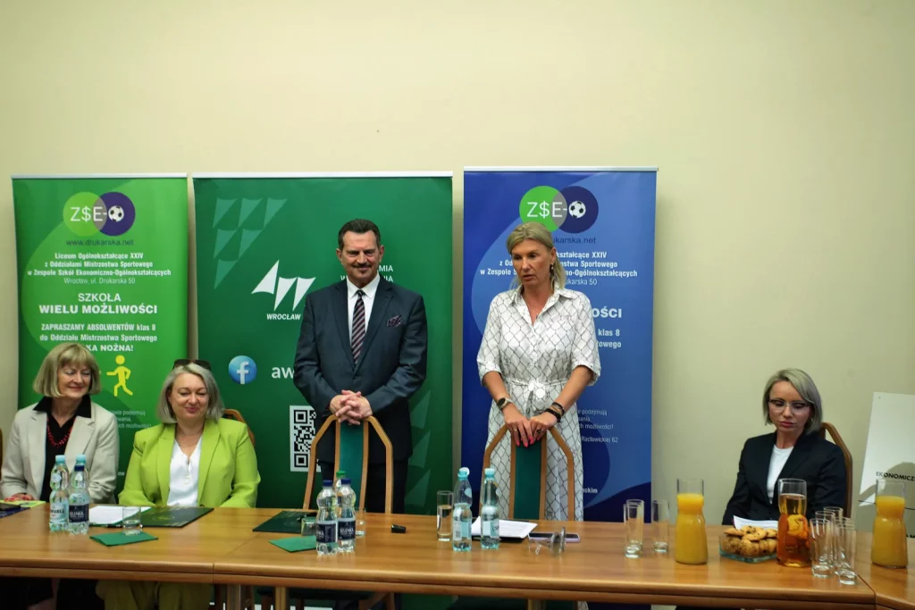 Relacja zdjęciowa z podpisania umowy patronackiej między AWF Wrocław a Zespołem Szkół Ekonomiczno-Ogólnokształcących