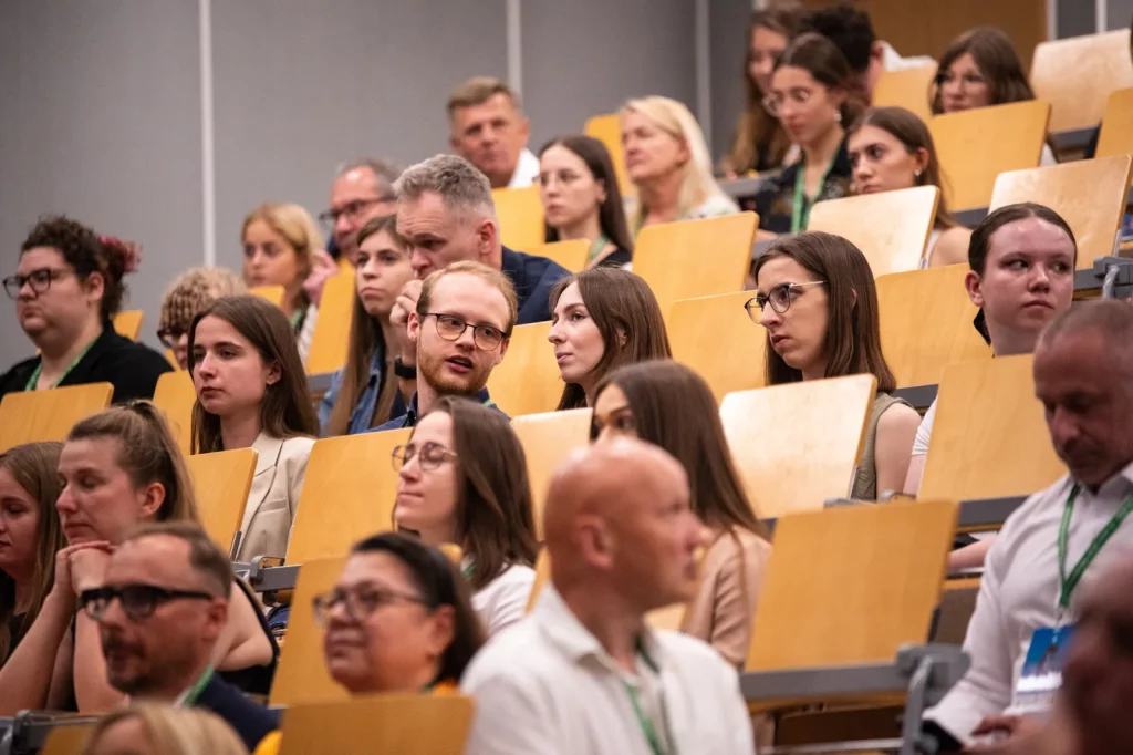 Relacja zdjęciowa z VIII Ogólnopolskiej Konferencji dla Młodych Naukowców „Wieczór Naukowca 2025 – Wokół Człowieka”