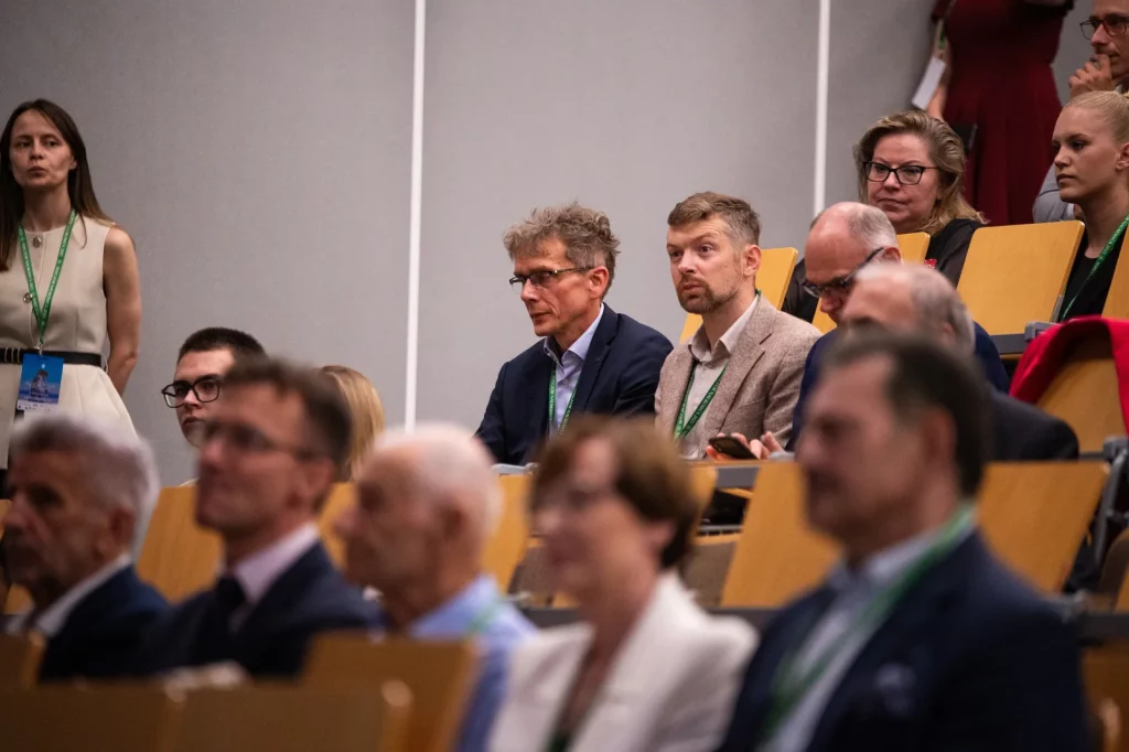 Relacja zdjęciowa z VIII Ogólnopolskiej Konferencji dla Młodych Naukowców „Wieczór Naukowca 2025 – Wokół Człowieka”