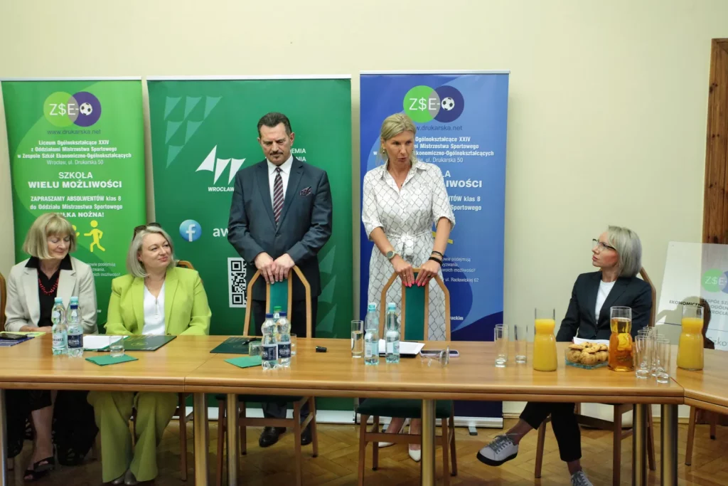 Relacja zdjęciowa z podpisania umowy patronackiej między AWF Wrocław a Zespołem Szkół Ekonomiczno-Ogólnokształcących