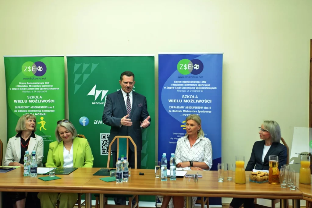 Relacja zdjęciowa z podpisania umowy patronackiej między AWF Wrocław a Zespołem Szkół Ekonomiczno-Ogólnokształcących