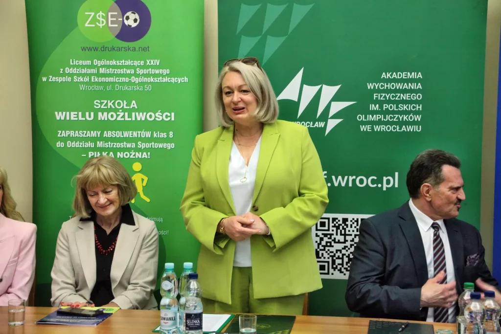 Relacja zdjęciowa z podpisania umowy patronackiej między AWF Wrocław a Zespołem Szkół Ekonomiczno-Ogólnokształcących
