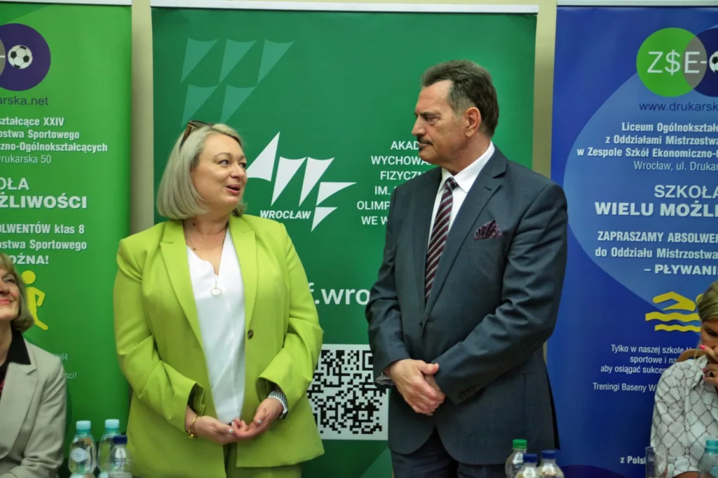 Relacja zdjęciowa z podpisania umowy patronackiej między AWF Wrocław a Zespołem Szkół Ekonomiczno-Ogólnokształcących