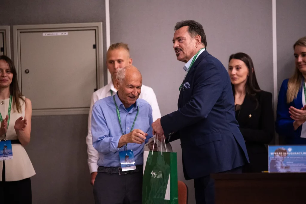 Relacja zdjęciowa z VIII Ogólnopolskiej Konferencji dla Młodych Naukowców „Wieczór Naukowca 2025 – Wokół Człowieka”