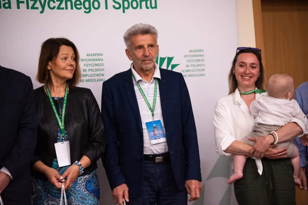 Relacja zdjęciowa z VIII Ogólnopolskiej Konferencji dla Młodych Naukowców „Wieczór Naukowca 2025 – Wokół Człowieka”
