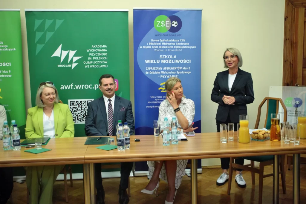 Relacja zdjęciowa z podpisania umowy patronackiej między AWF Wrocław a Zespołem Szkół Ekonomiczno-Ogólnokształcących