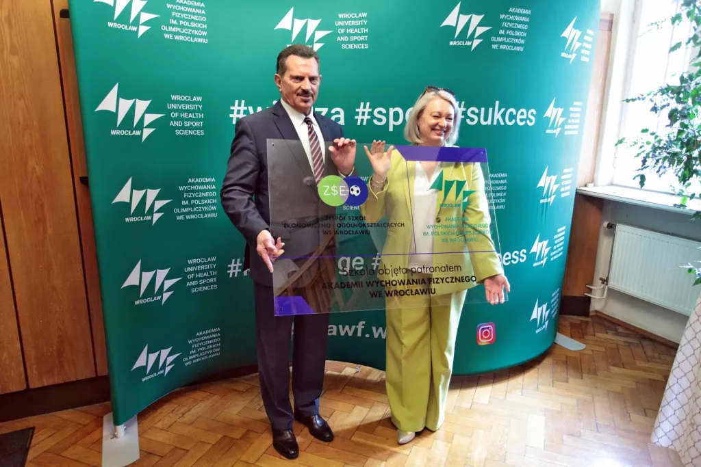 Relacja zdjęciowa z podpisania umowy patronackiej między AWF Wrocław a Zespołem Szkół Ekonomiczno-Ogólnokształcących