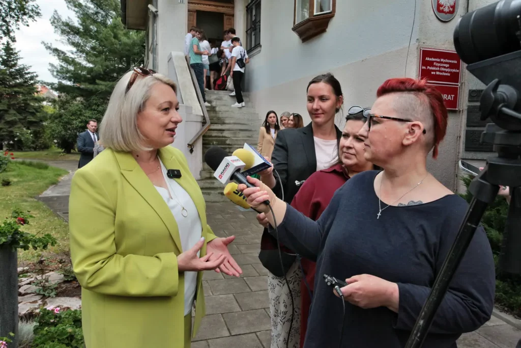 Relacja zdjęciowa z podpisania umowy patronackiej między AWF Wrocław a Zespołem Szkół Ekonomiczno-Ogólnokształcących