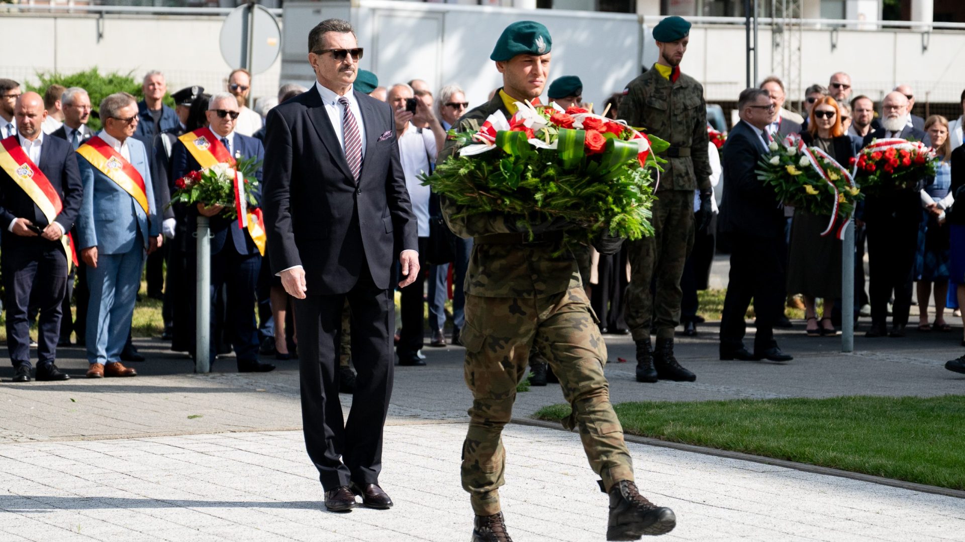 składanie kwiatów na uroczystości w asyście wojska