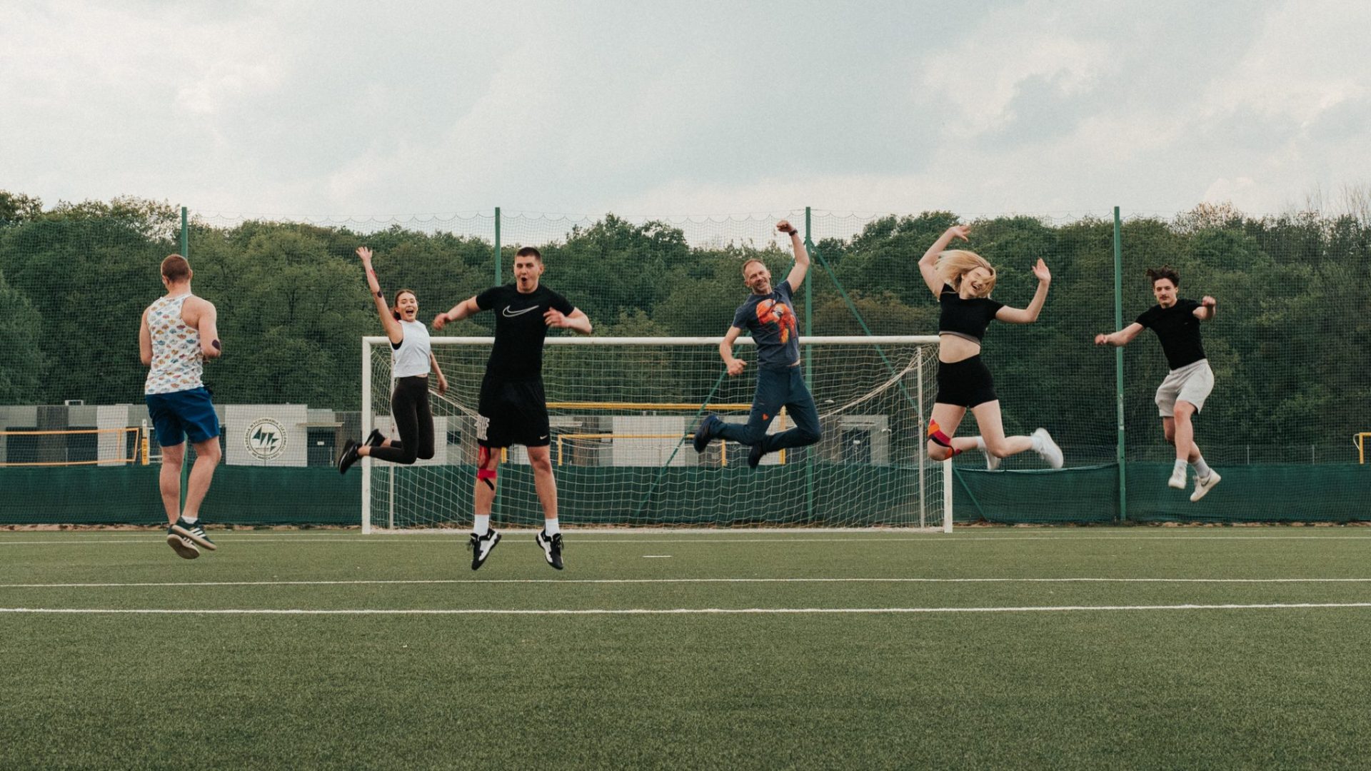 grupa ludzi w sportowym ruchu na zielonym tle