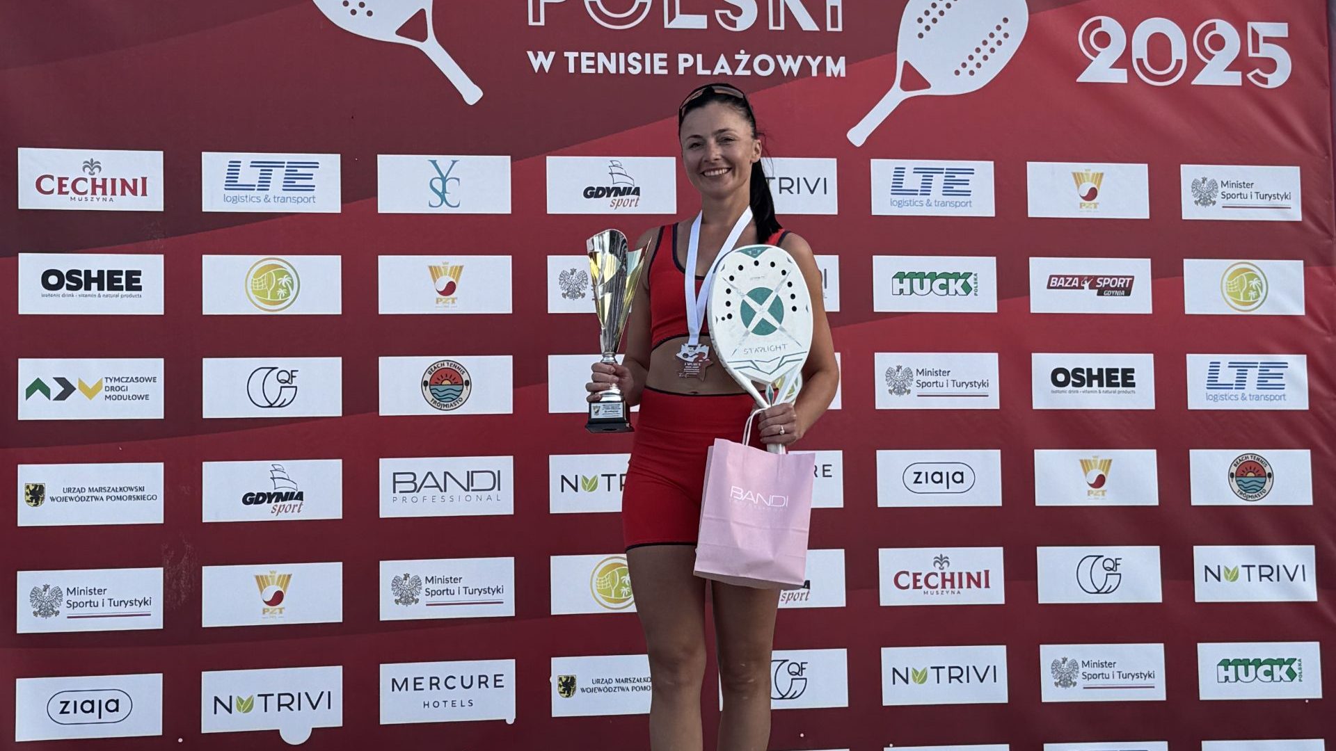 kobieta w stroju do tenisa na 3 miejscu na podium