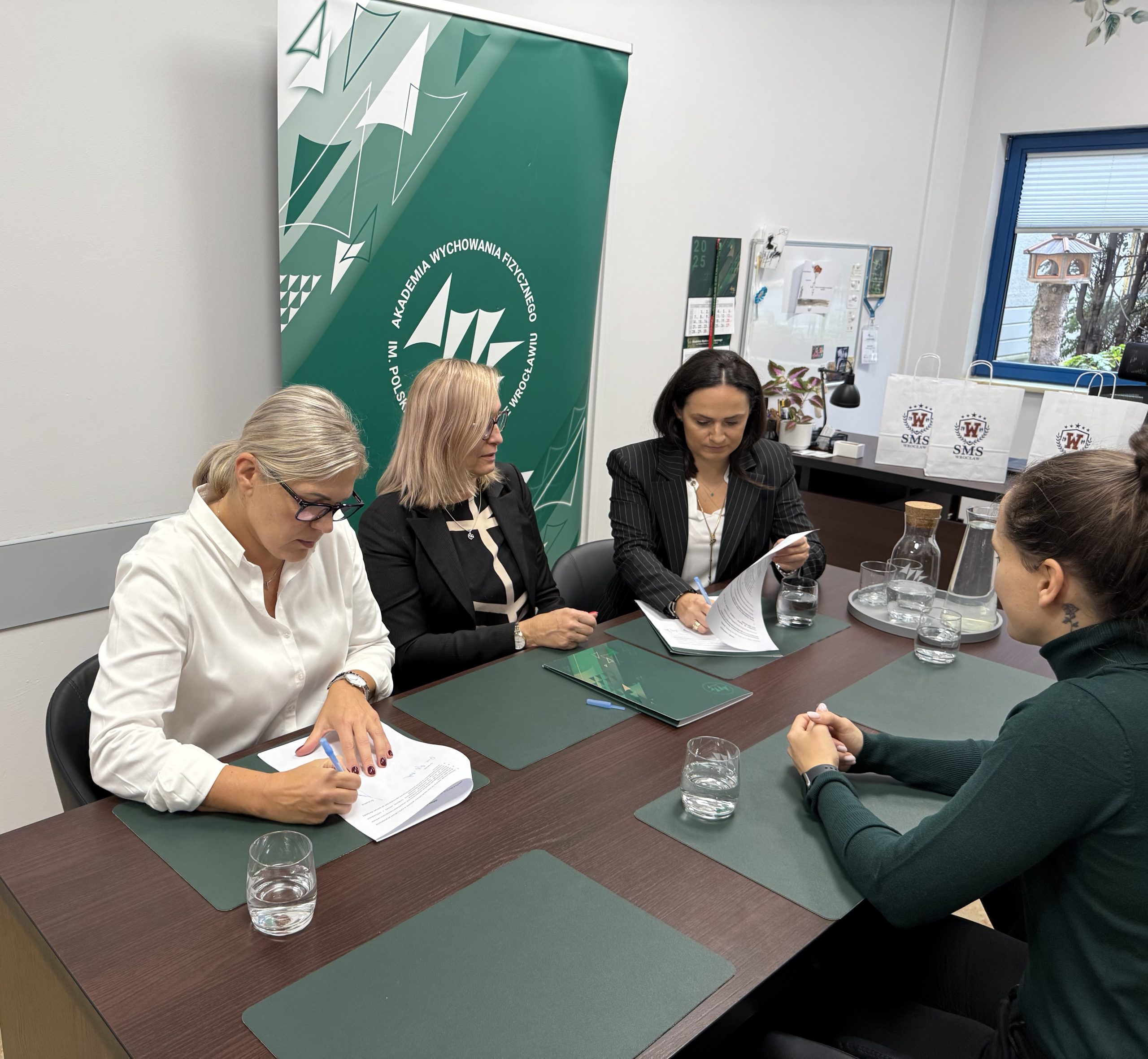 AWF Wrocław wspiera młodych sportowców z SMS Junior. To inwestycja w przyszłość!