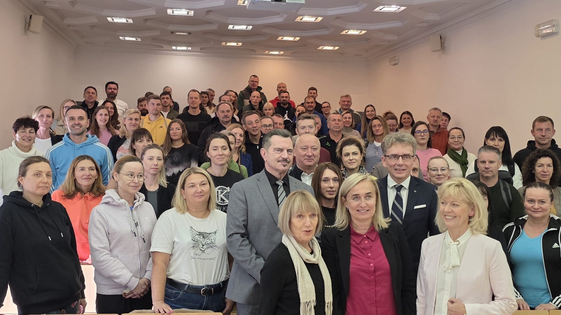 sala wykładowa, ludzie pozują do zdjęcia