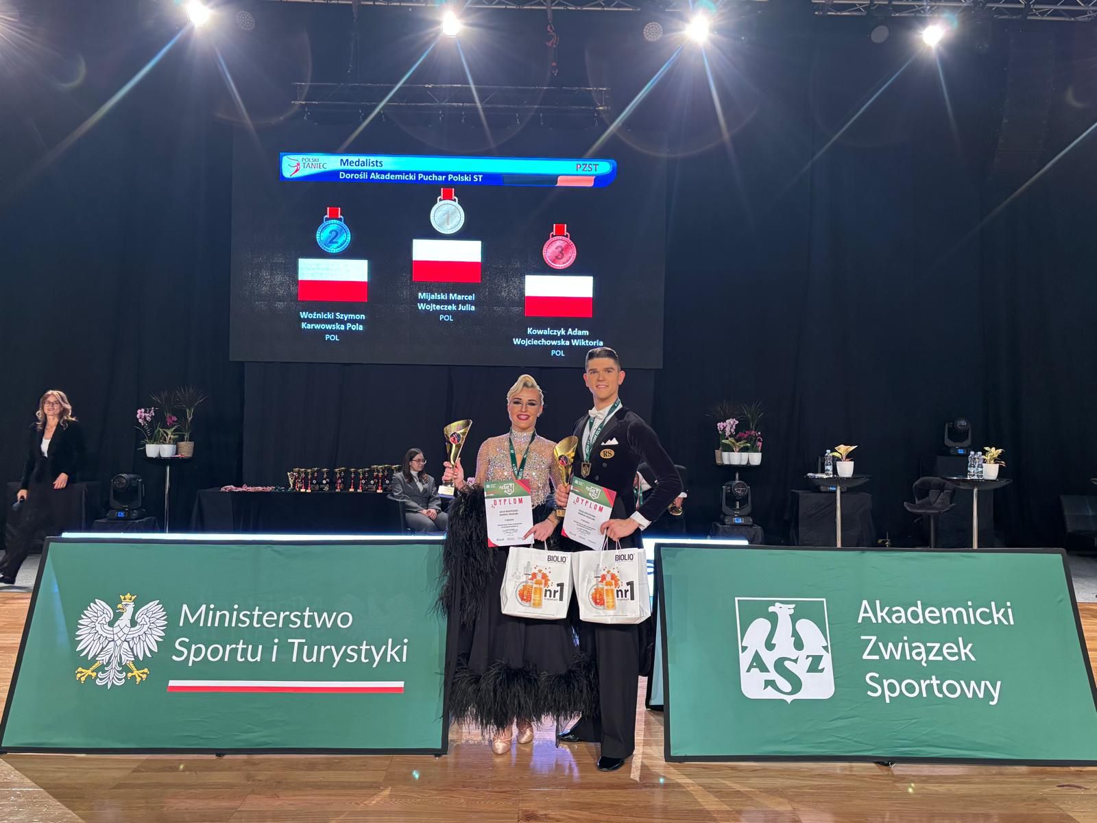 para w strojach do tańca towarzyskiego z medalami