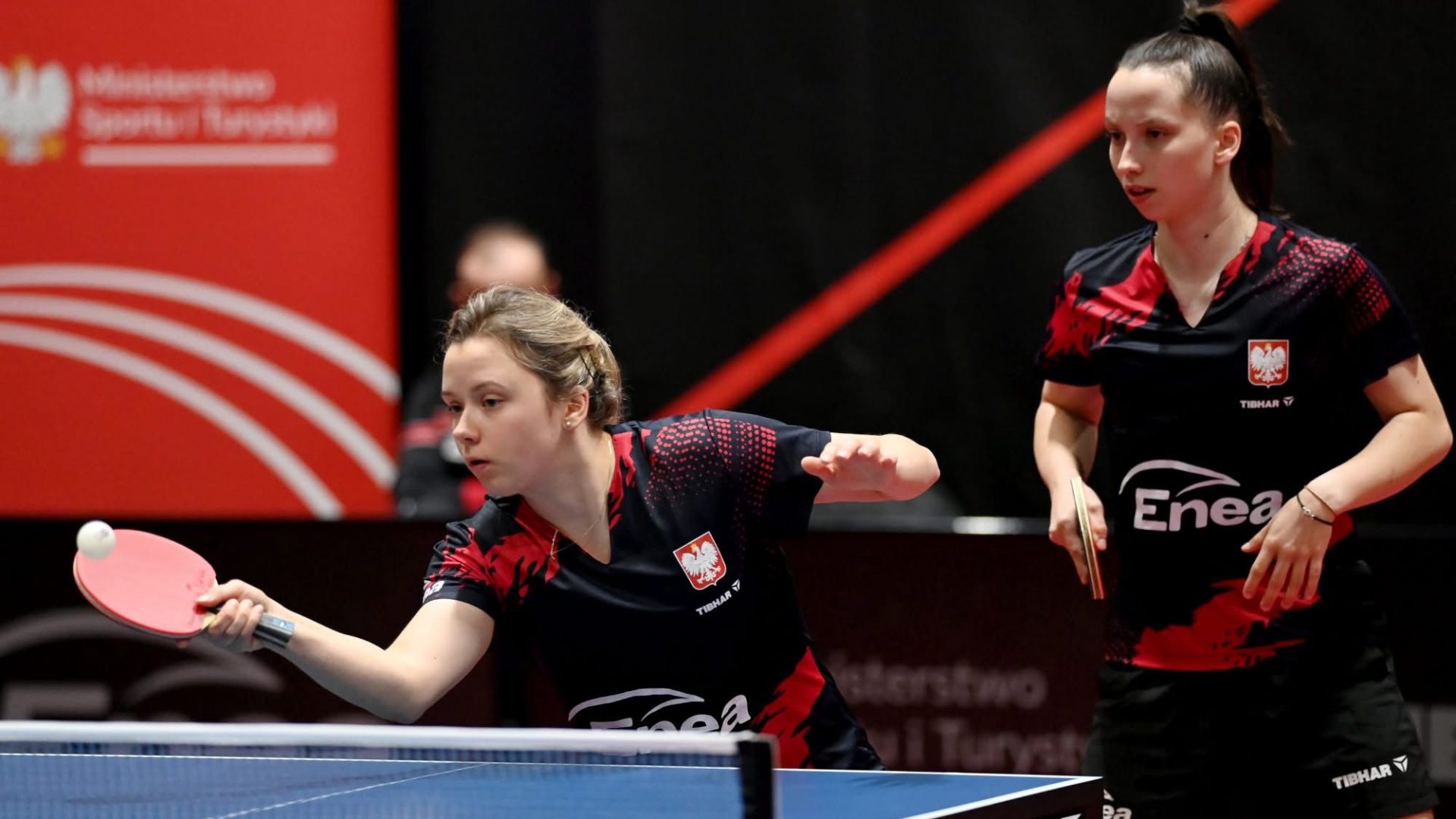 dwie dziewczyny przy stole tenisowym