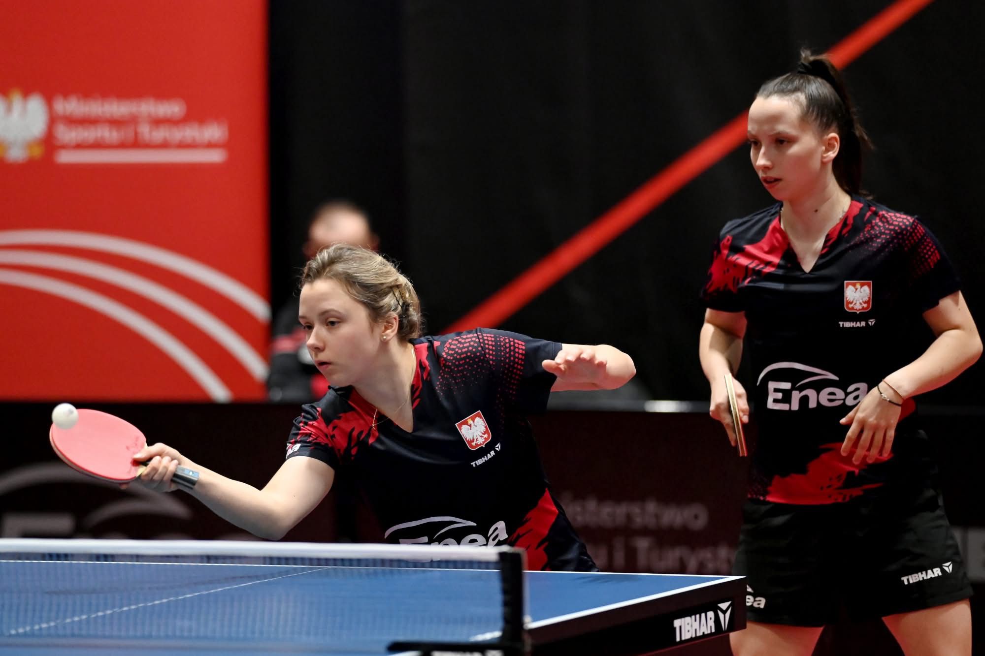 dwie dziewczyny przy stole tenisowym