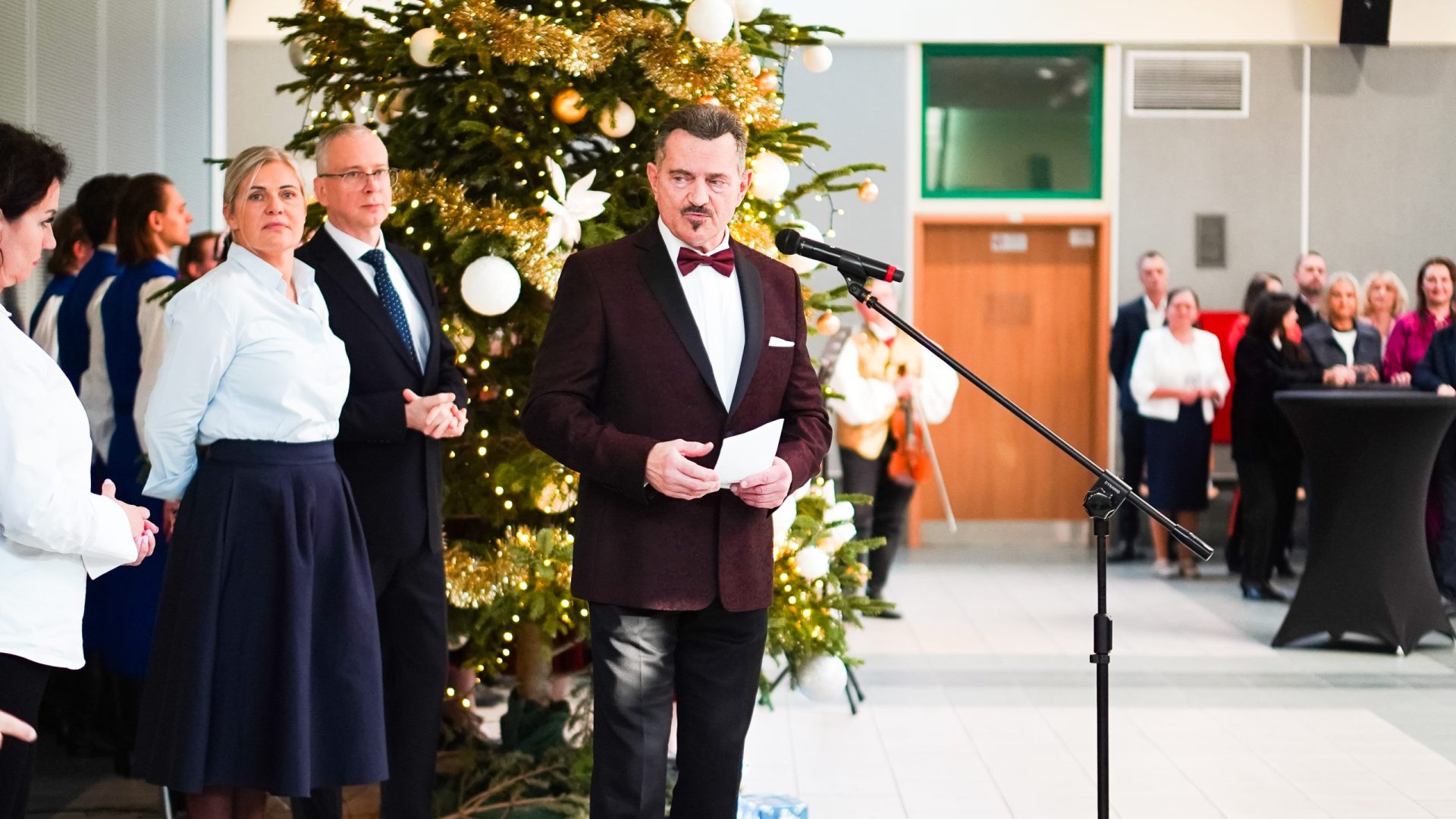 mężczyzna przemawia do mikrofonu