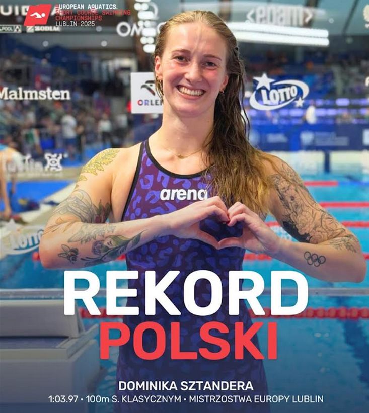 dziewczyna na tle basenu