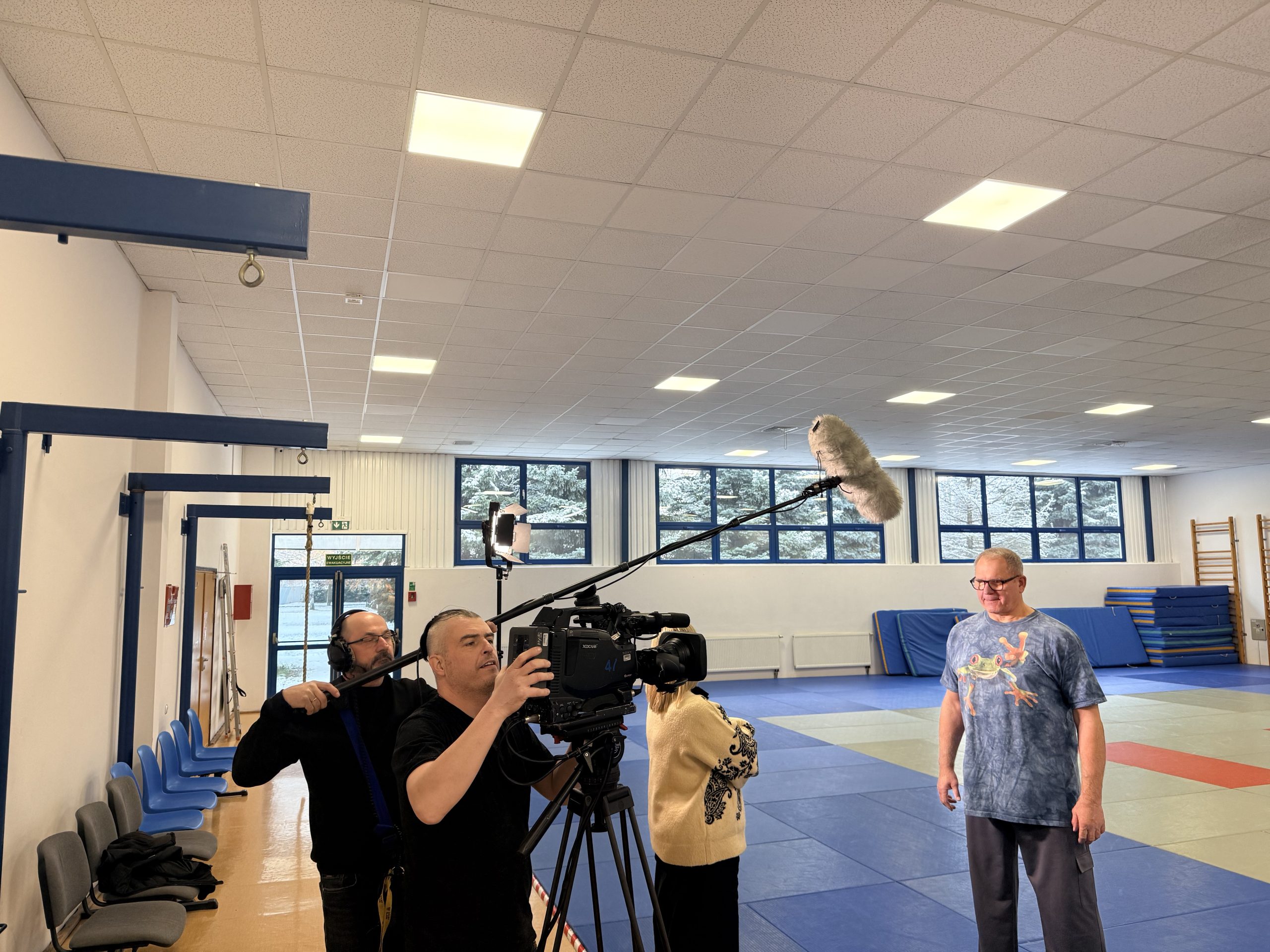 Jak się chronić przed upadkami zimą na śliskich chodnikach? – wyjaśnia dr Rafał Kubacki w TVP3.