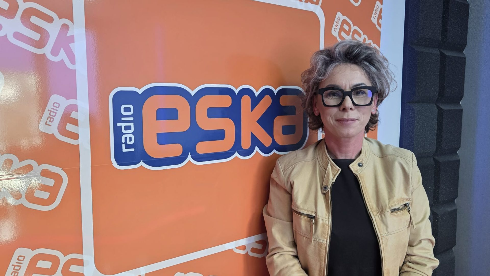 kobieta na tle pomarańczowej ściany Radia Eska
