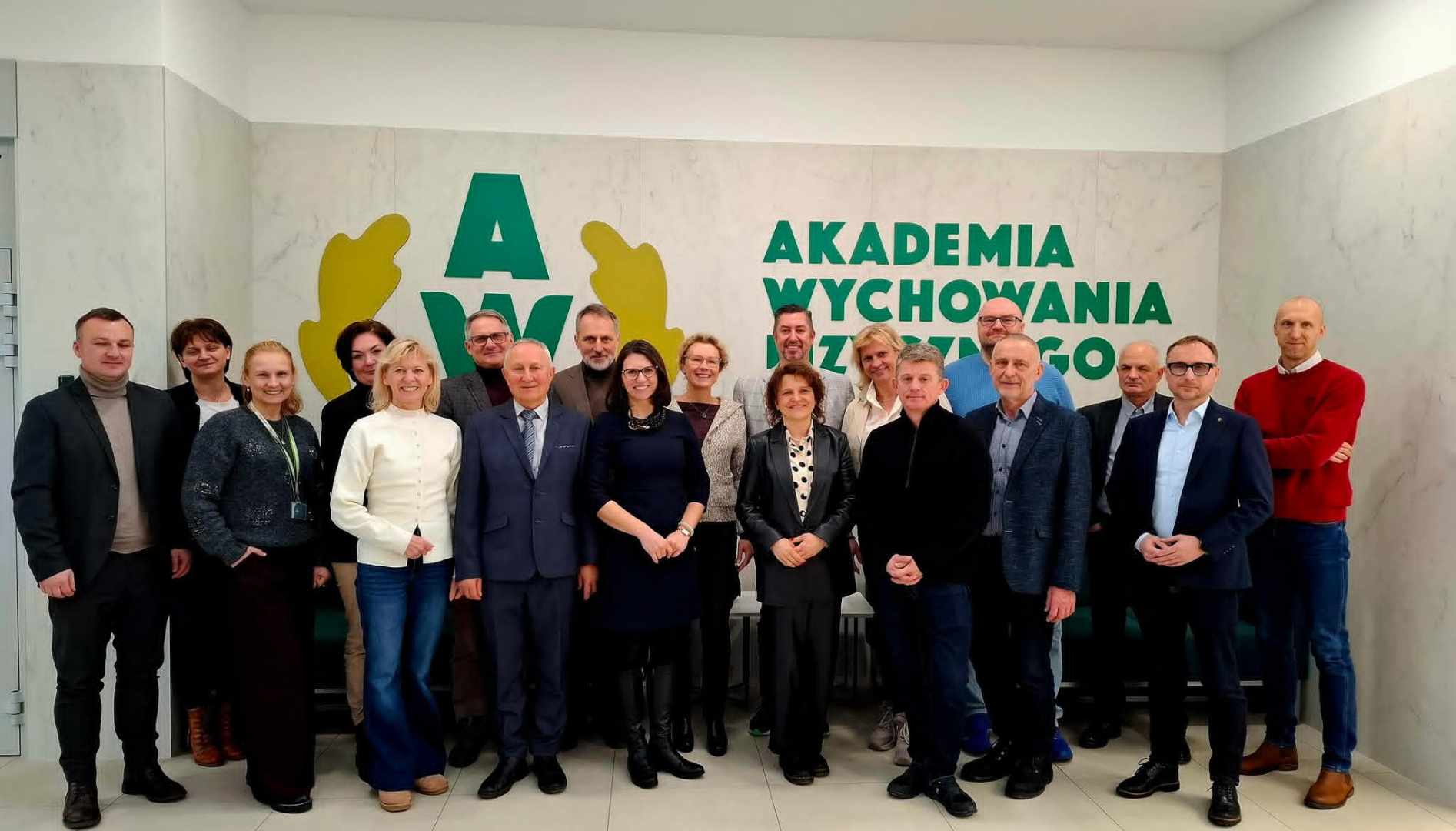 grupa osób pozujących do zdjęcia