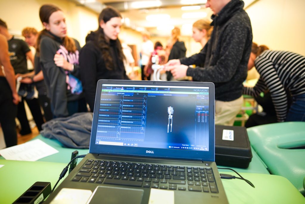 zajęcia studentów z licealistami