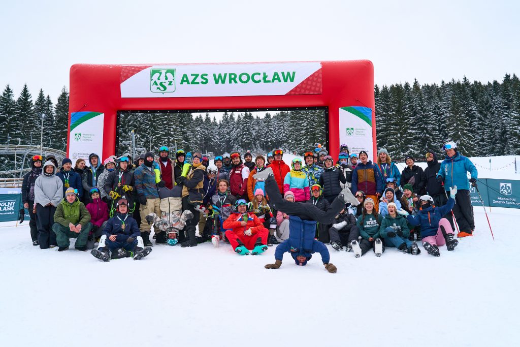 zawodnicy na śniegu na tle Mety