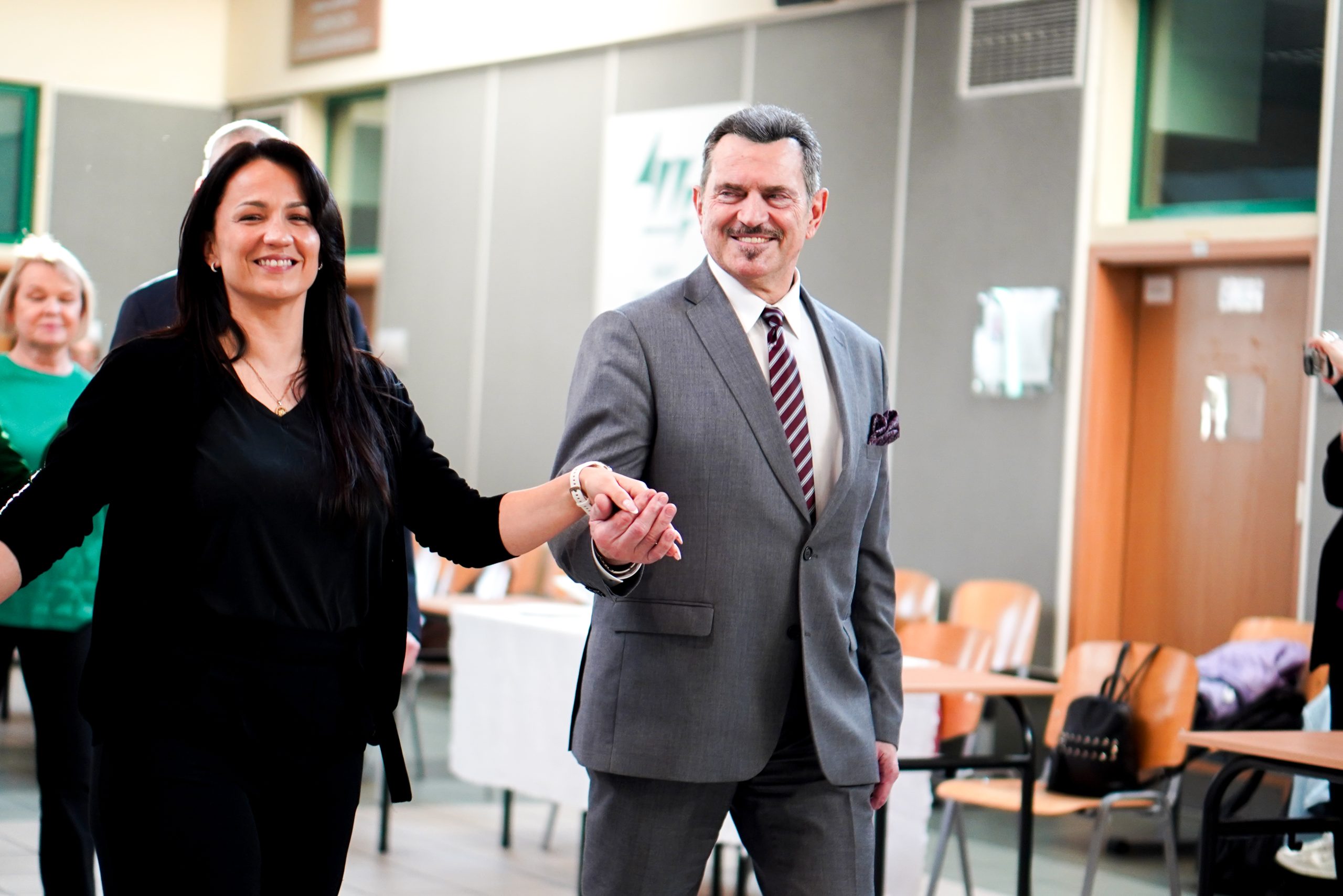 mężczyzna i kobieta w pierwszej parze tańczą poloneza