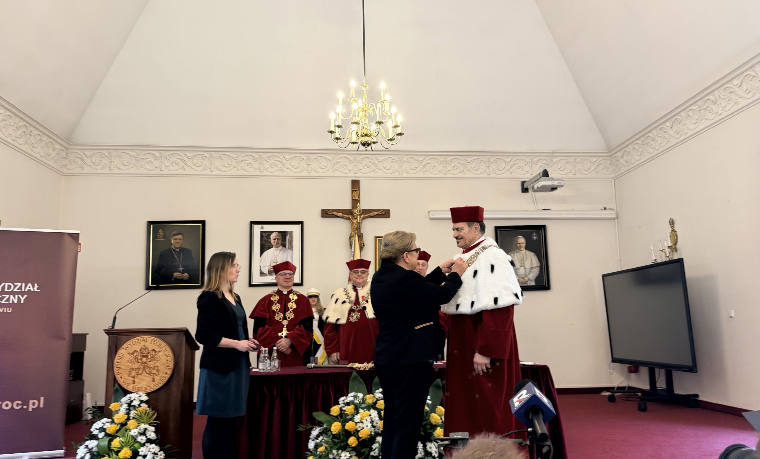 Złoty Krzyż Zasługi dla Rektora AWF Wrocław podczas inauguracji Akademii Katolickiej we Wrocławiu